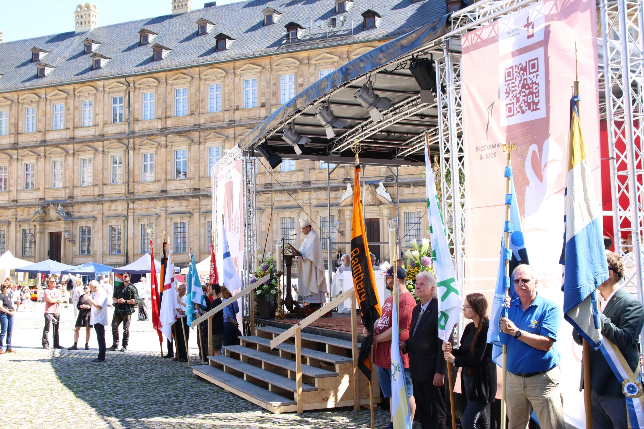 Festgottesdienst am Heinrichsfest mit Fahnenabordnungen der Diözesanen Verbände.