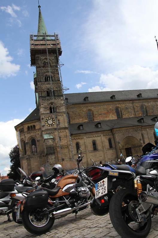 Motorräder vor dem Dom