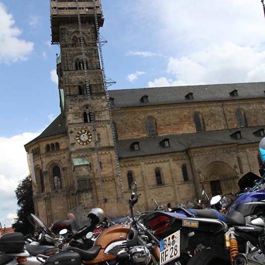 Motorräder vor dem Dom