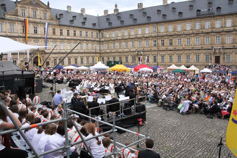 Pontifikalgottesdienst - Blick auf den Domplatz