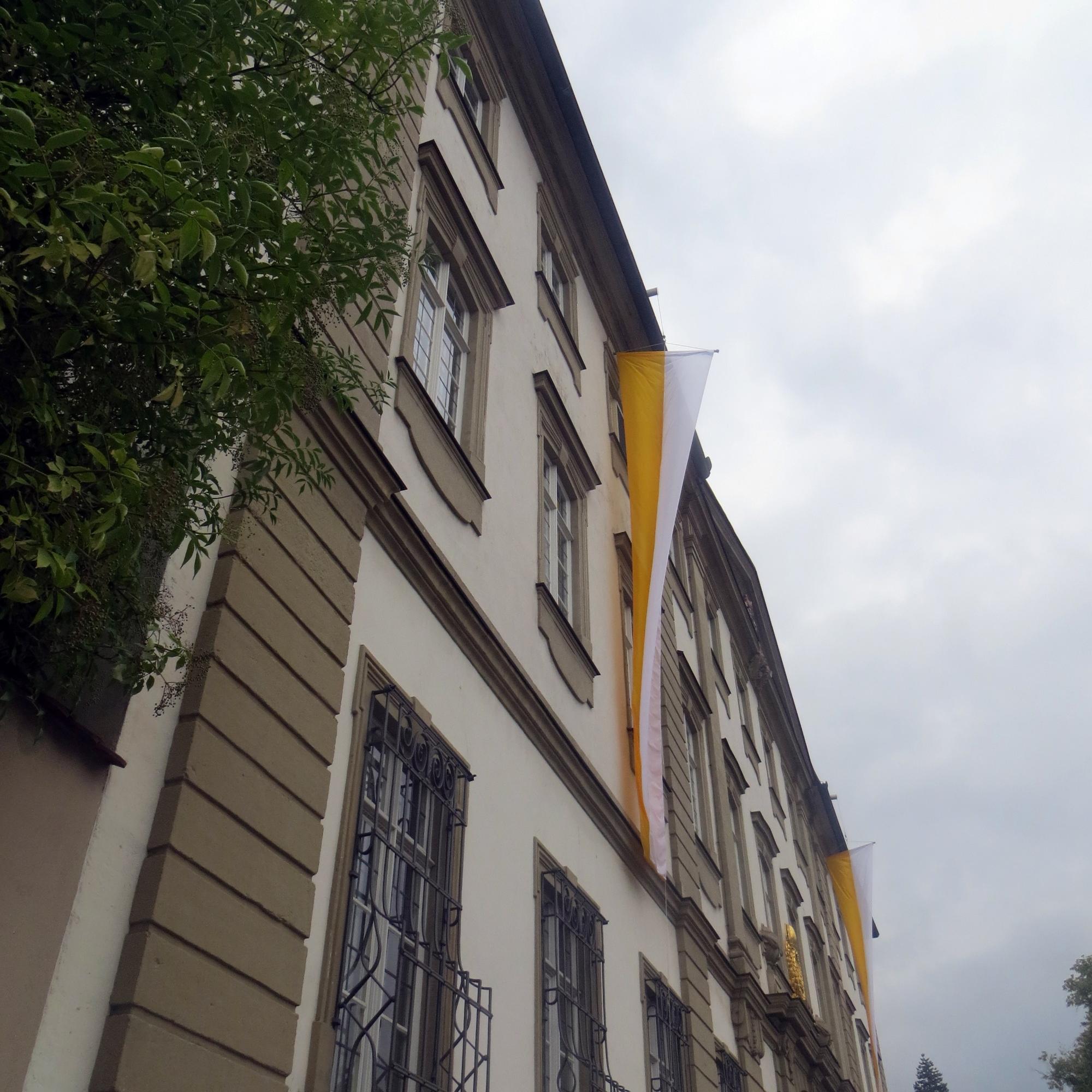 Geschmücktes Bischofshaus