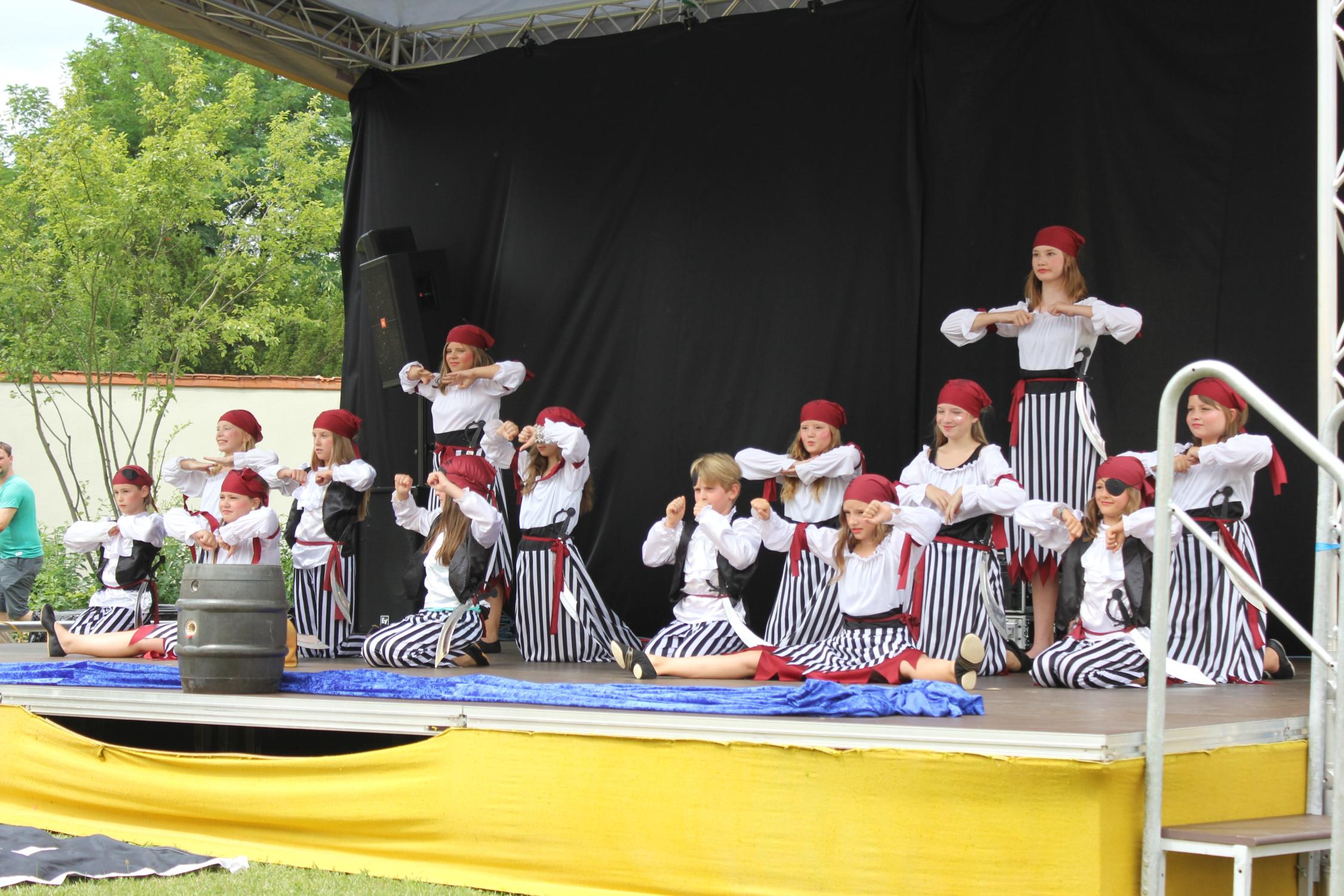 DJK Showbühne (Heinrichsblatt - Gahlau).jpg