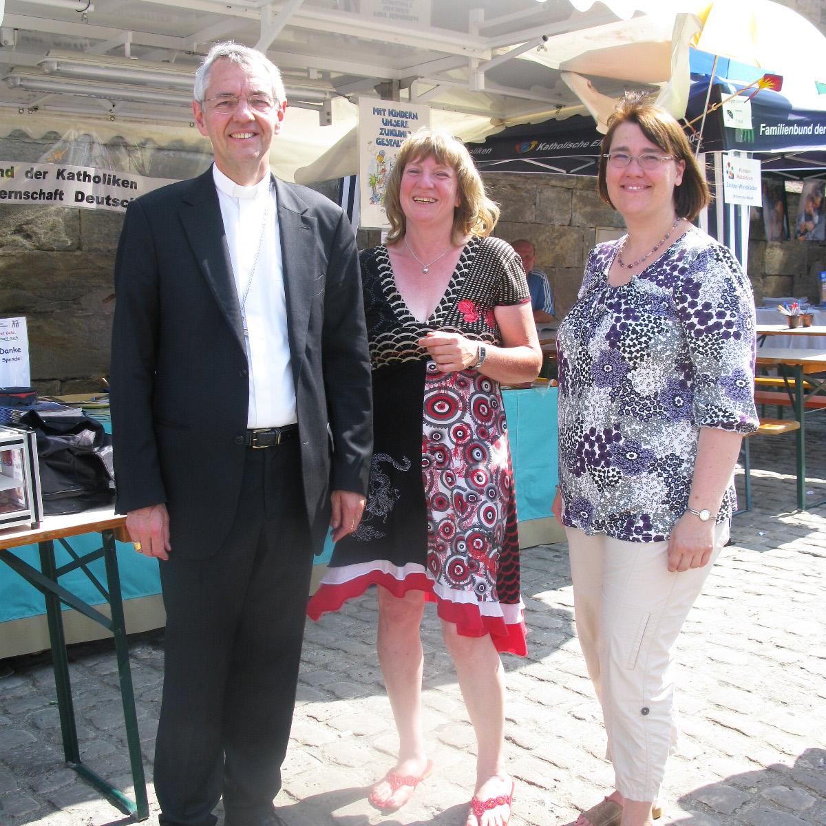 Erbischof am Stand vom Familienbund