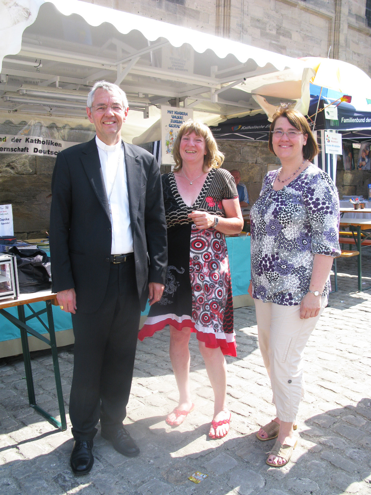 Erbischof am Stand vom Familienbund