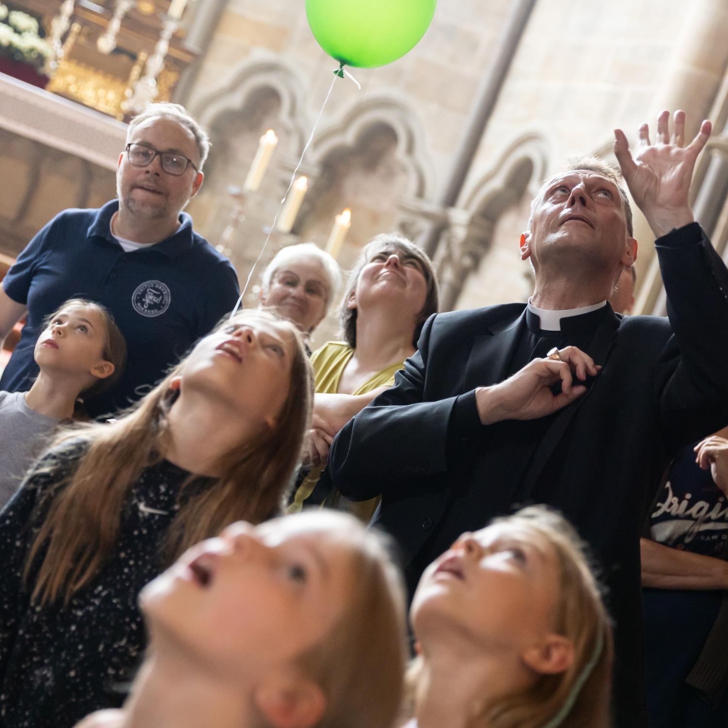 Kinderdomführung mit Erzbischof Herwig Gössl am Heinrichsfest 2025