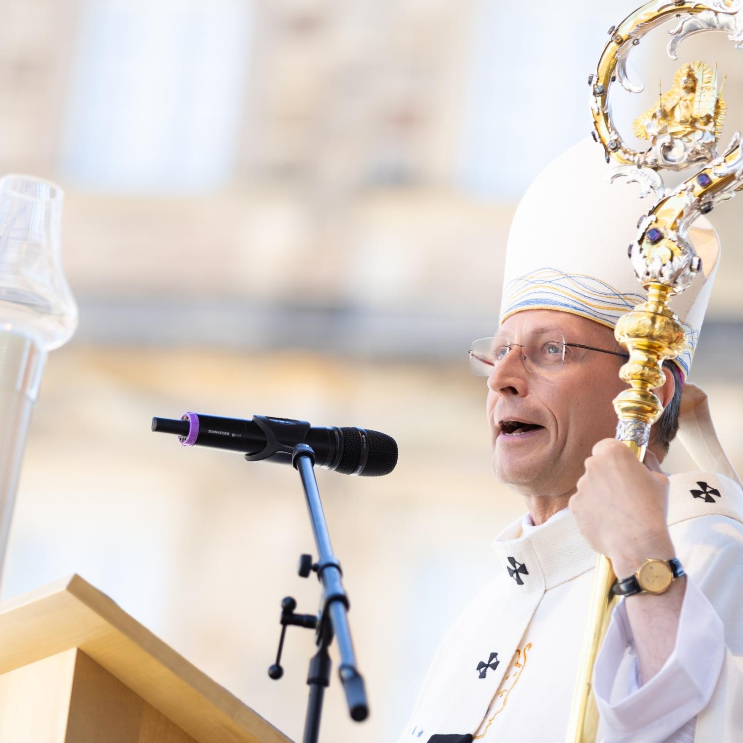 Erzbischof Herwig Gössl hat zum Heinrichsfest dazu aufgerufen, der zunehmenden Unruhe und Hektik der heutigen Zeit mit innerer Ruhe und Verwurzelung im Glauben zu begegnen.