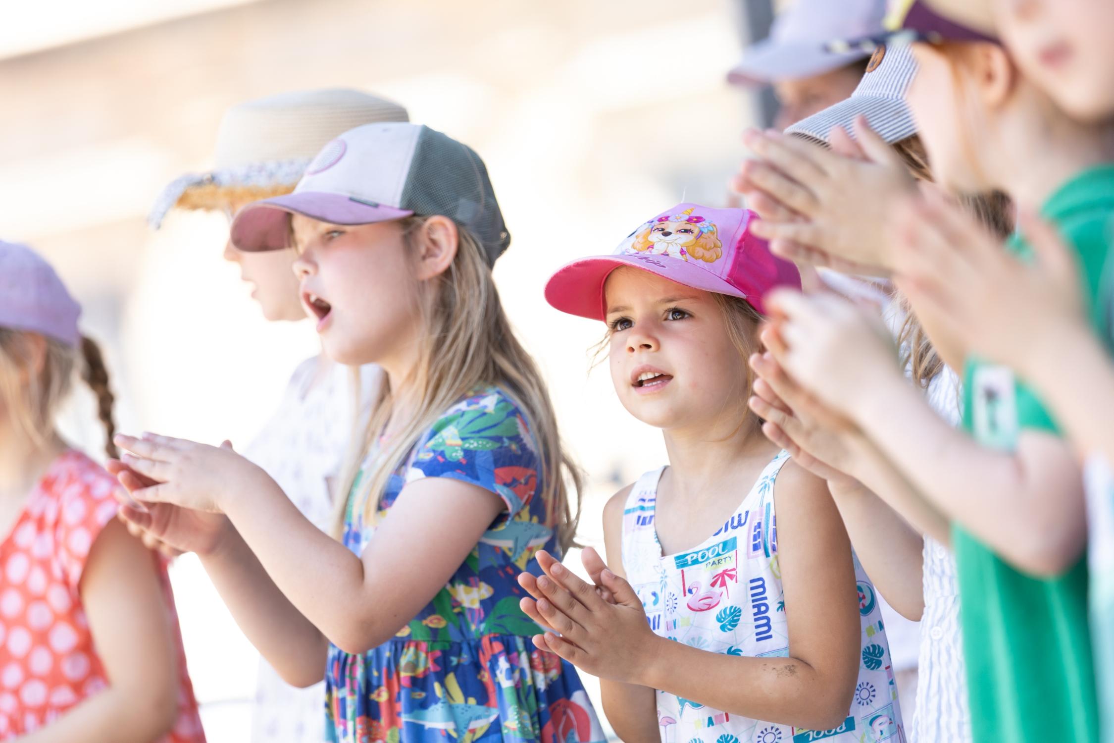 Nahaufnahme einiger Kinder beim Singen